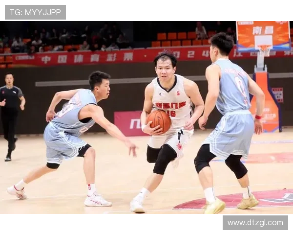 篮球世界杯：强队争锋新格局 中国队顽强拼搏力争突破晋级之路